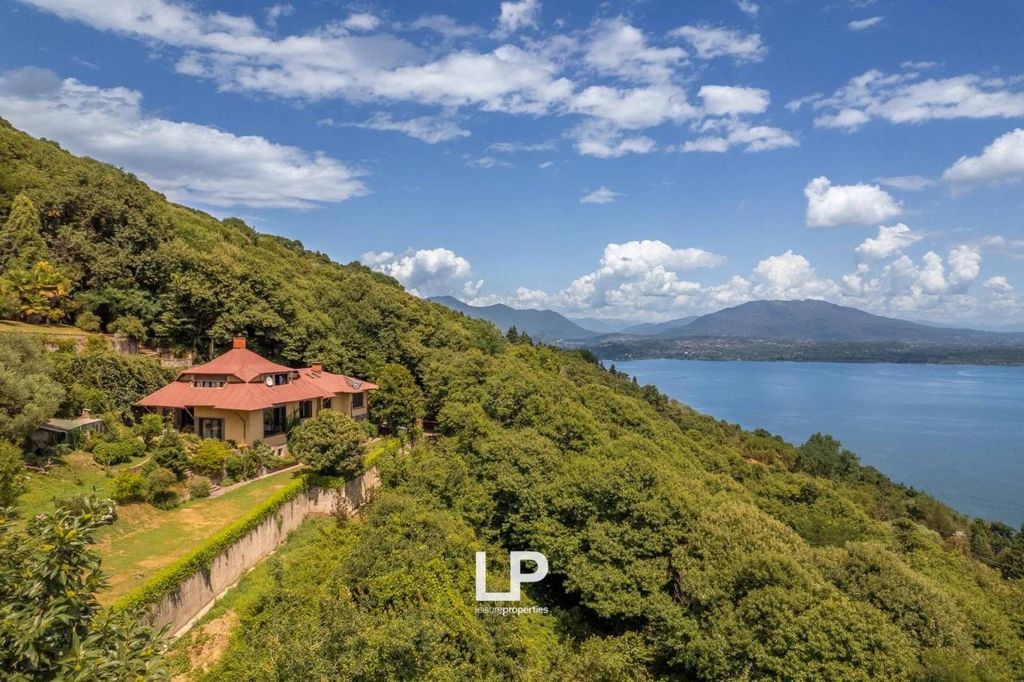 4 bedrooms Villa in Lesa, Italy No. 334967