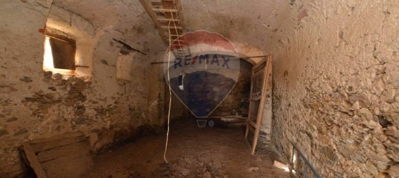 4 bedrooms House in Magliolo, Italy No. 36930 3