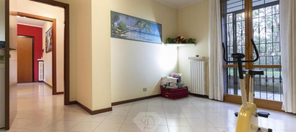 3-salle Appartement à Jerago con Orago, Italy No. 27038 21
