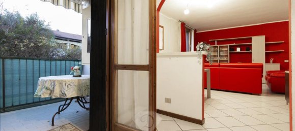 3-salle Appartement à Jerago con Orago, Italy No. 27038 4