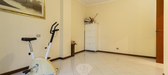 3-salle Appartement à Jerago con Orago, Italy No. 27038 25