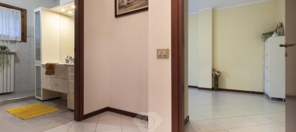 3-salle Appartement à Jerago con Orago, Italy No. 27038 26