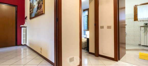 3-salle Appartement à Jerago con Orago, Italy No. 27038 10