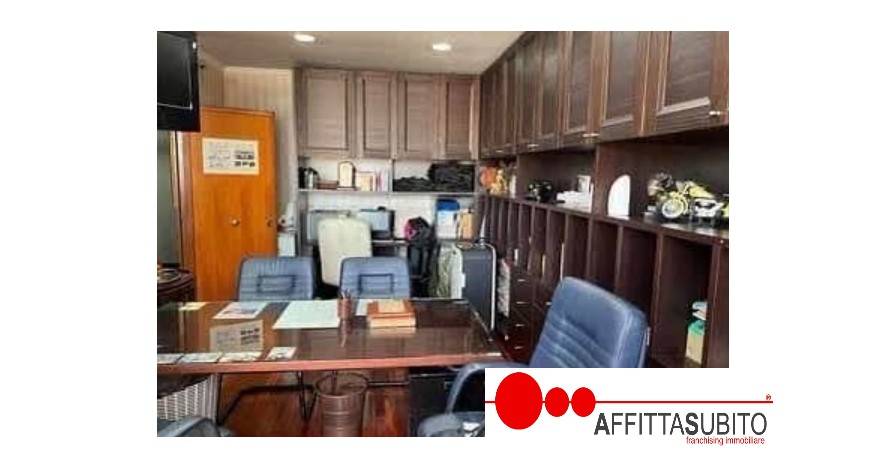 2 rooms Office in Naples, Italy No. 370453