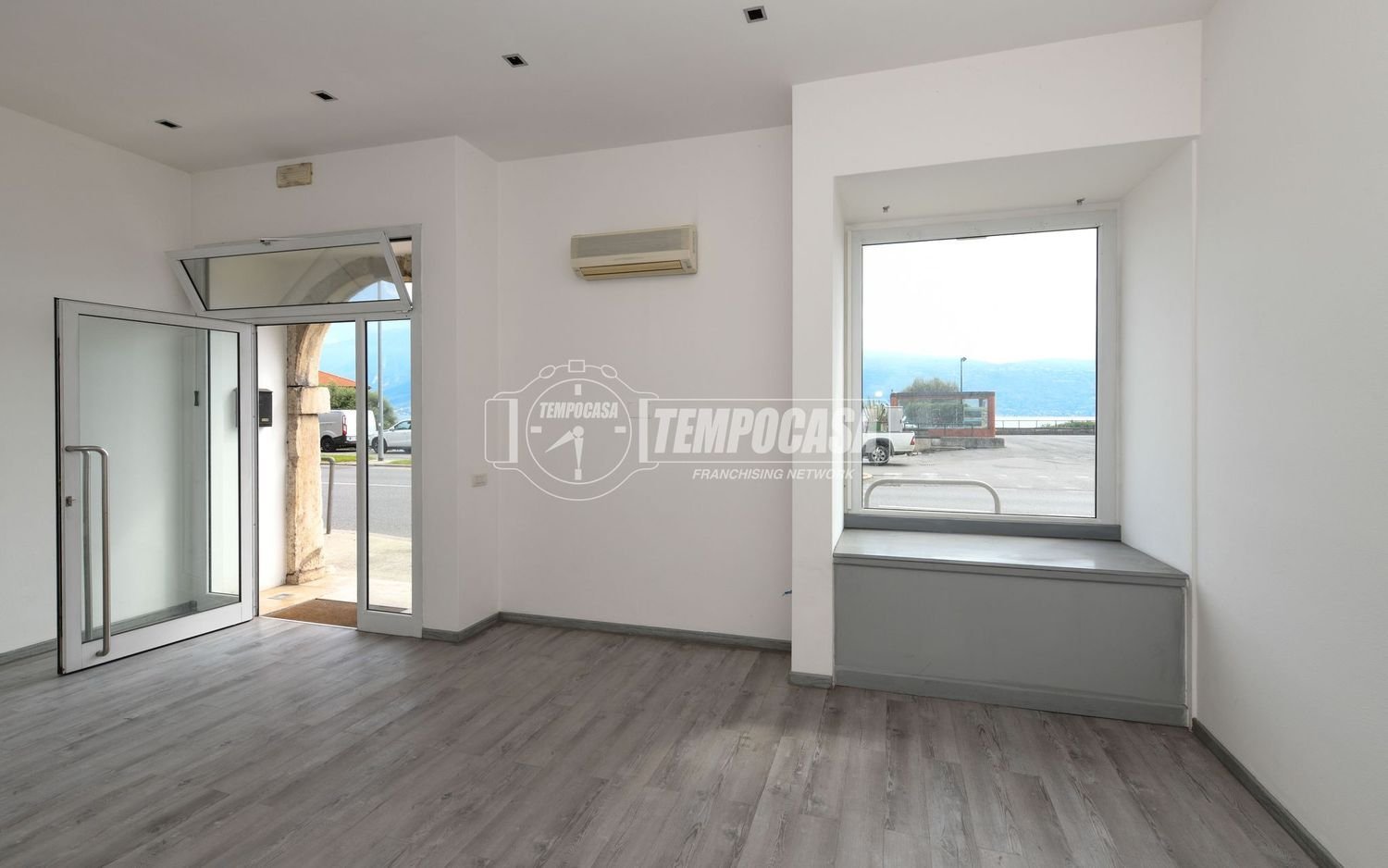 45m² Office in Gargnano, Italy No. 392080