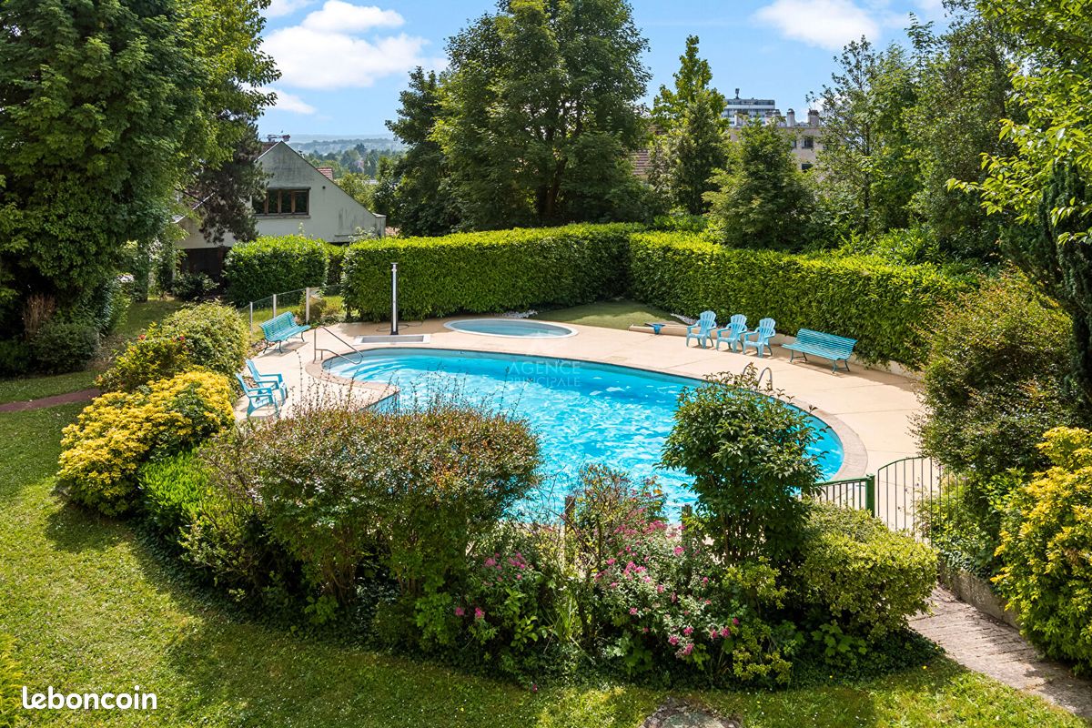 2 غرف نوم شقة في Saint-Germain-en-Laye, France رقم 323447