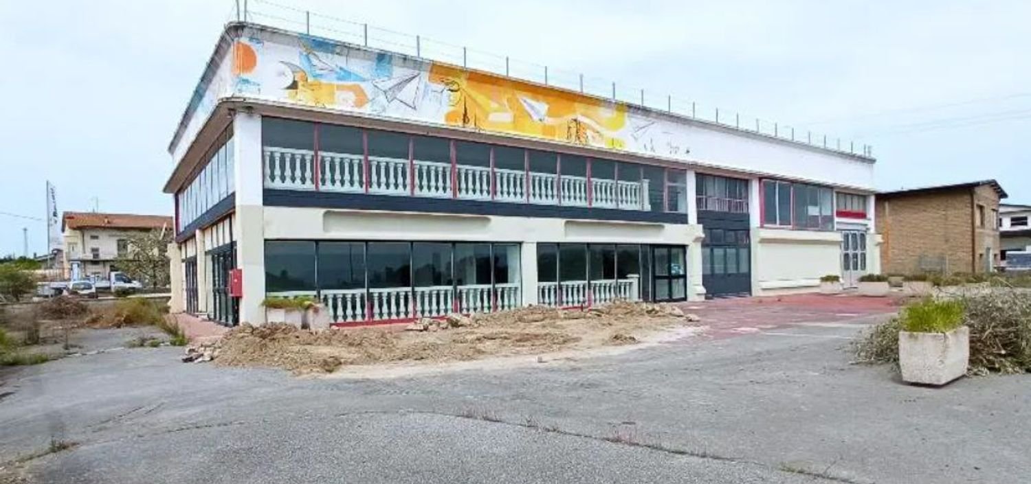 900m² Commercial property in Castiglione del Lago, Italy No. 46151