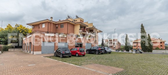 2 rooms Commercial property in Rome, Italy No. 68611 2
