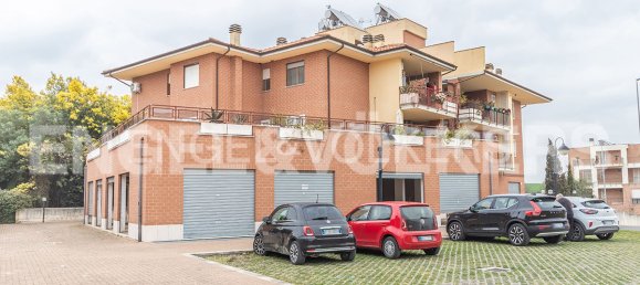 2 rooms Commercial property in Rome, Italy No. 68611 3