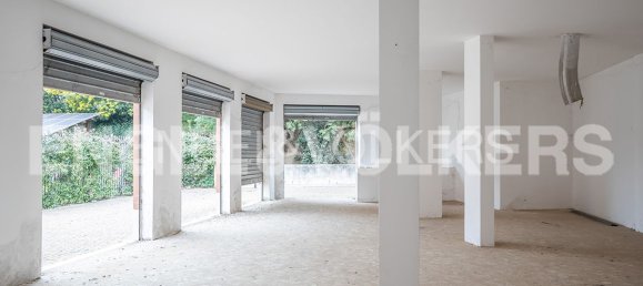 2 rooms Commercial property in Rome, Italy No. 68611 10