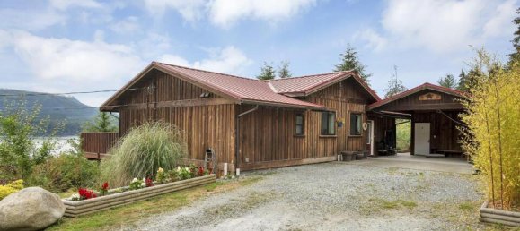 4 bedrooms House in British Columbia, Canada No. 1315 2