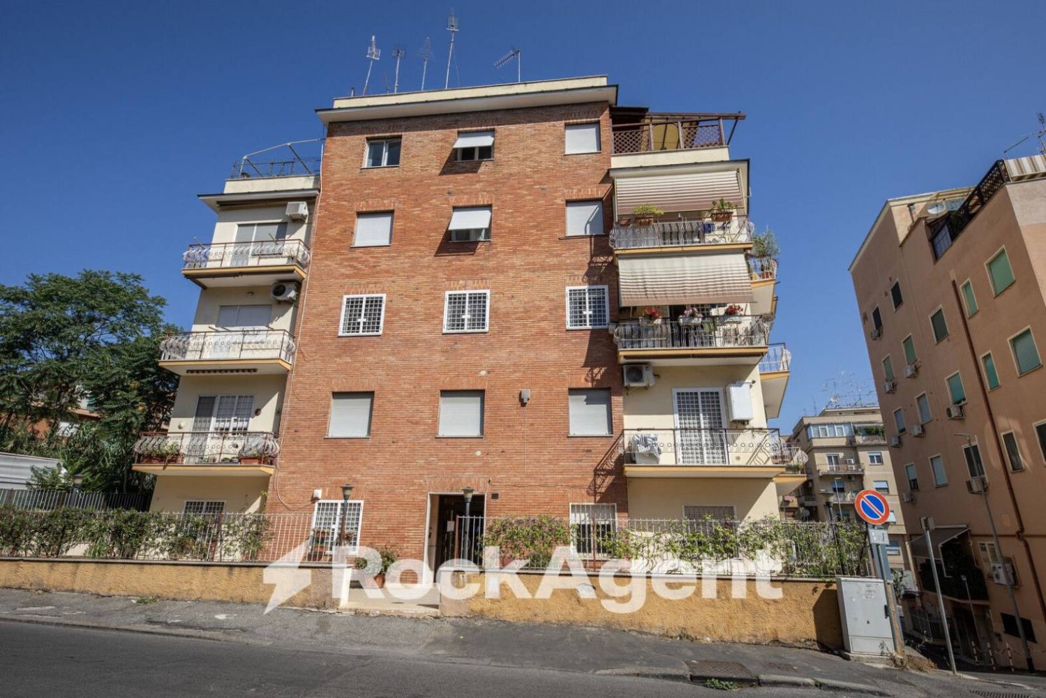 2 bedrooms Apartment in Rome, Italy No. 264259