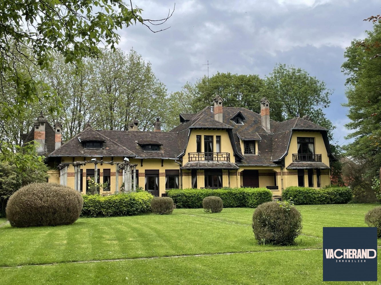 5 bedrooms Castles in Valenciennes, France No. 59486