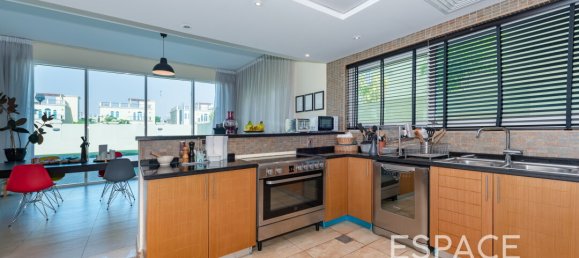 4 bedrooms Villa for sale in Jumeirah Park, Dubai, UAE № 108419 2
