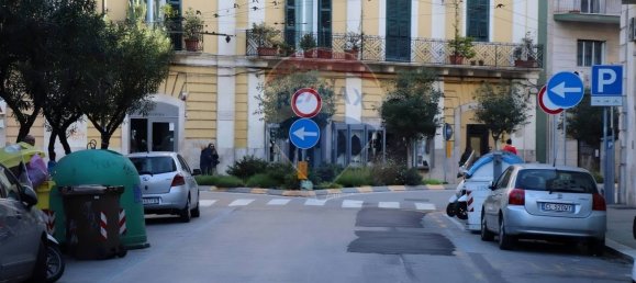 Коммерческая недвижимость с 1 комнатой в Бари, Италия № 303742 2