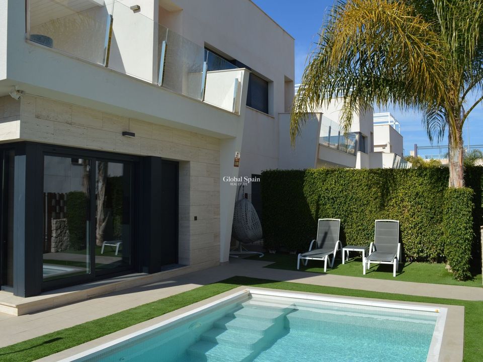 Adosado de 3 dormitorios en Alicante, Spain No. 240790