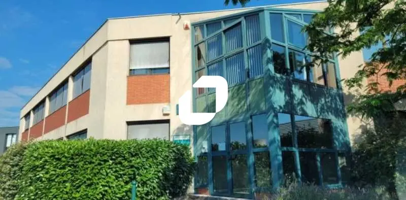 626m² Office in Rhone, France No. 302384