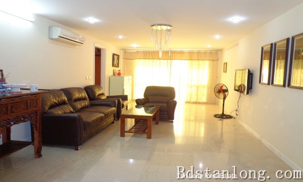 Apartamento de 3 dormitorios en Tay Ho, Vietnam No. 6188