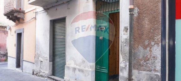 4 bedrooms Apartment in Adrano, Italy No. 106059 5