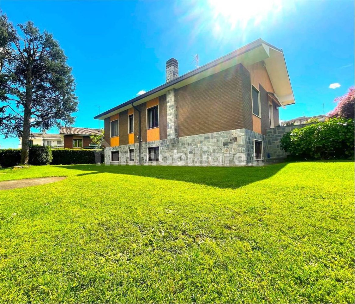 Villa de 3 dormitorios en Trezzano sul Naviglio, Italy No. 194409