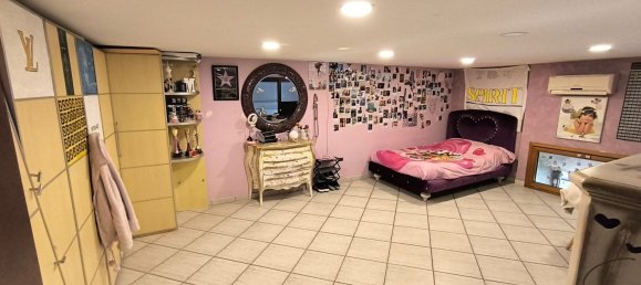 6 Schlafzimmer Wohnung in Naples, Italy, Nr. 57965 3