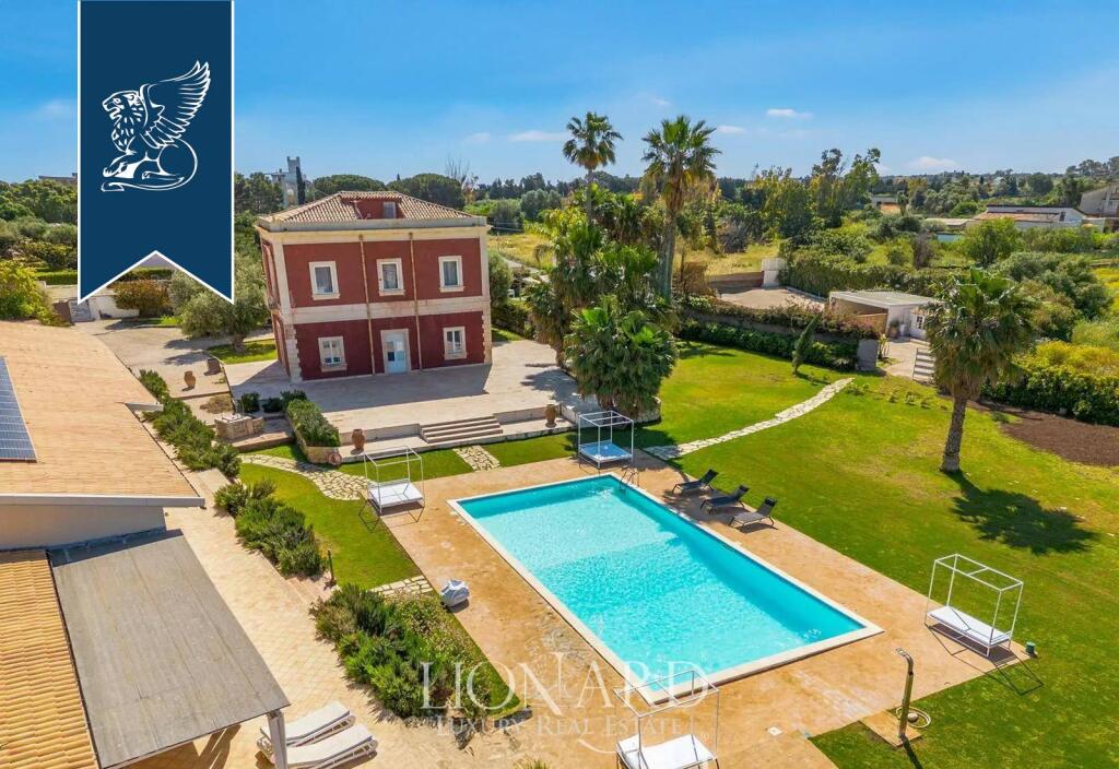 7 bedrooms Villa in Syracuse, Italy No. 381108