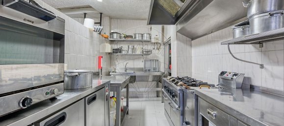 100m² Commercial property in Porto, Portugal No. 69226 4