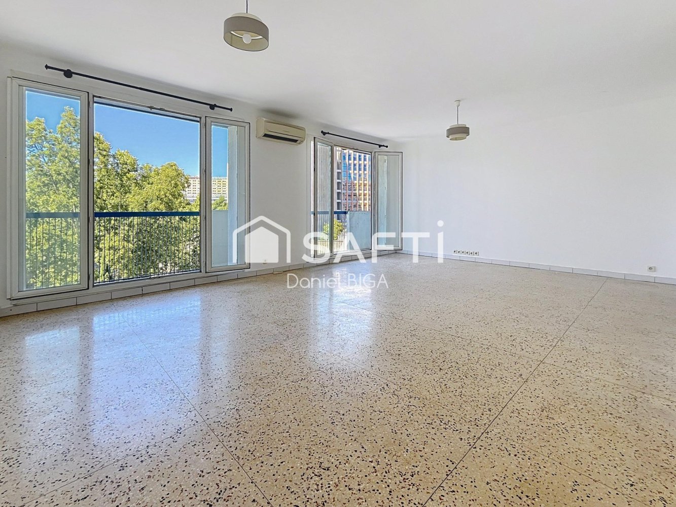 2 bedrooms Apartment in Marseille, France No. 341896