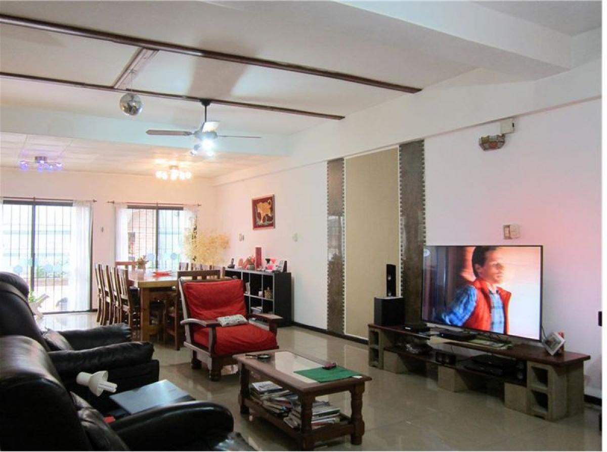 Casa de 3 dormitorios en Buenos Aires, Argentina No. 78970