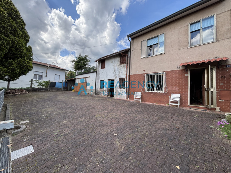 3 rooms House in Creazzo, Italy No. 351445