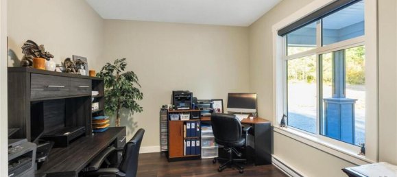 4 bedrooms House in British Columbia, Canada No. 1342 10