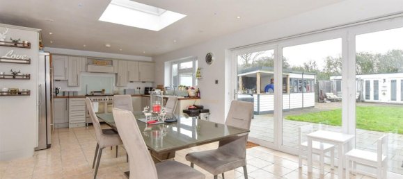 4 bedrooms House in Essex, United Kingdom No. 3965 4