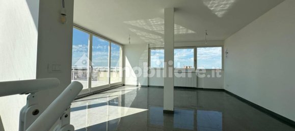 3 Schlafzimmer Penthouse in Rho, Italy, Nr. 363506 10