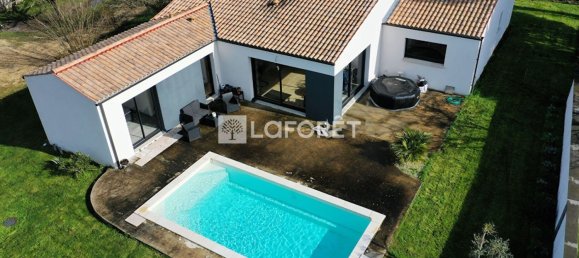 4 bedrooms House in Saint-Romain-de-Benet, France No. 102798 2