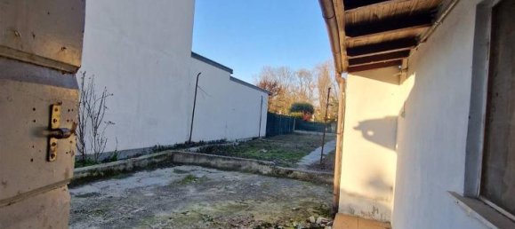 8-salle Appartement à Quingentole, Italy No. 159142 5