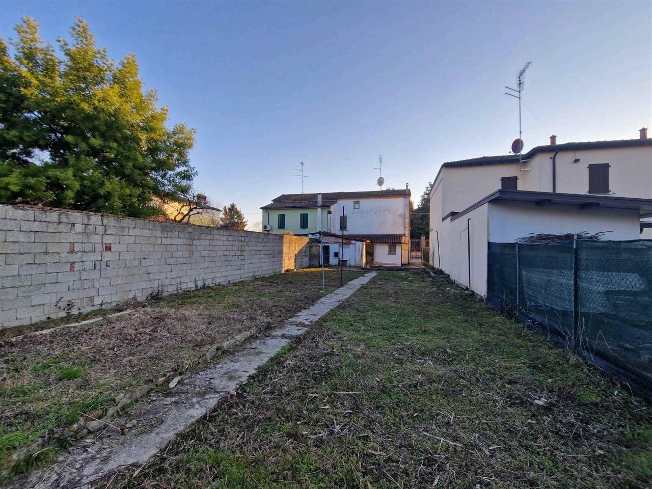 8-salle Appartement à Quingentole, Italy No. 159142