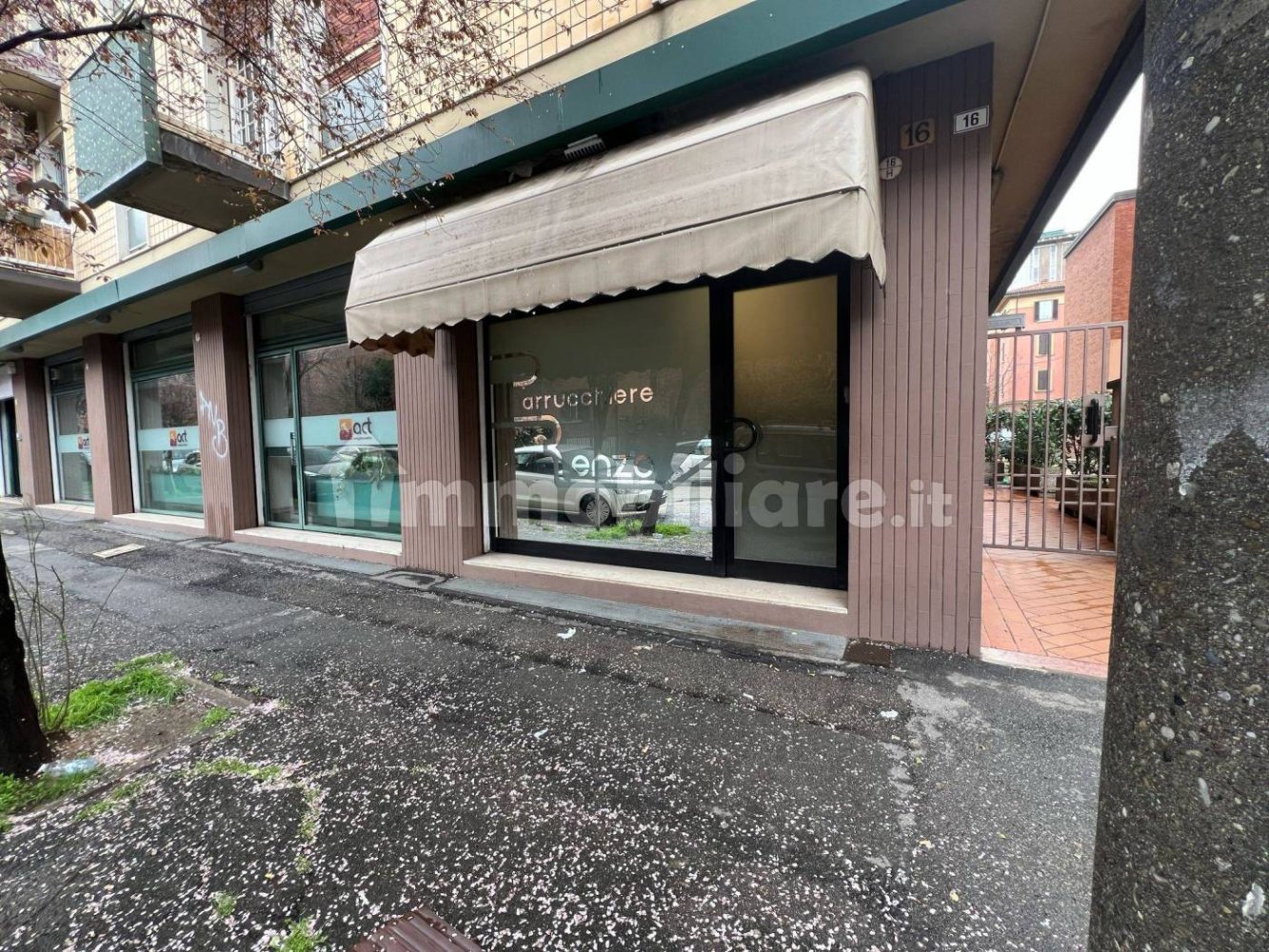 1 room Commercial property in Bologna, Italy No. 333185