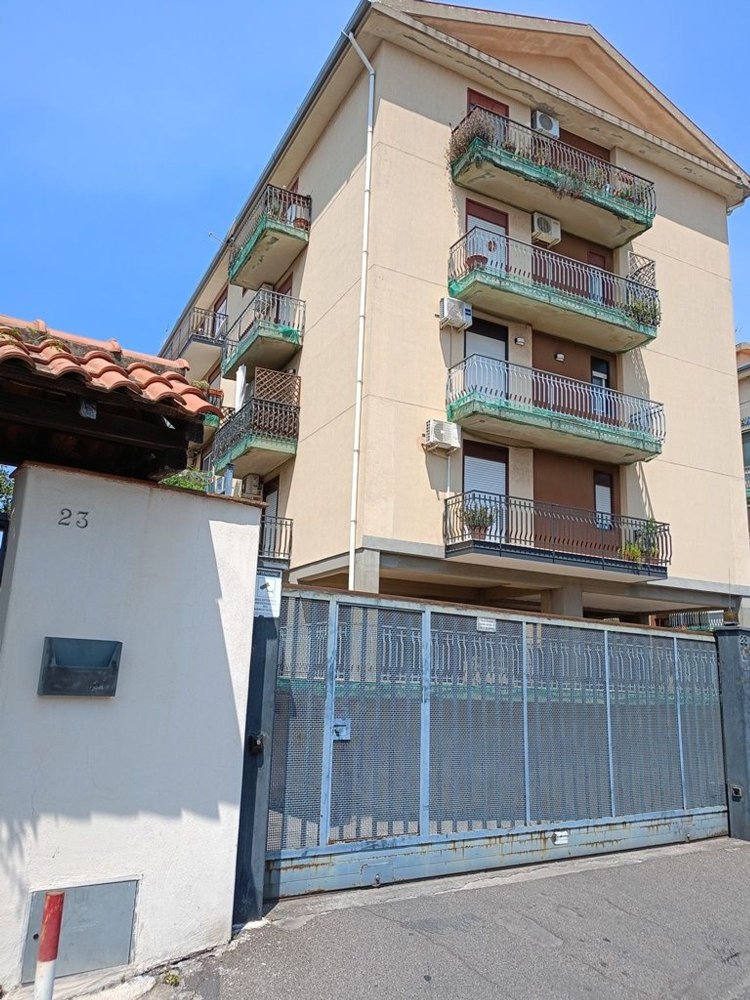 4 rooms Apartment in Catania, Italy No. 301905