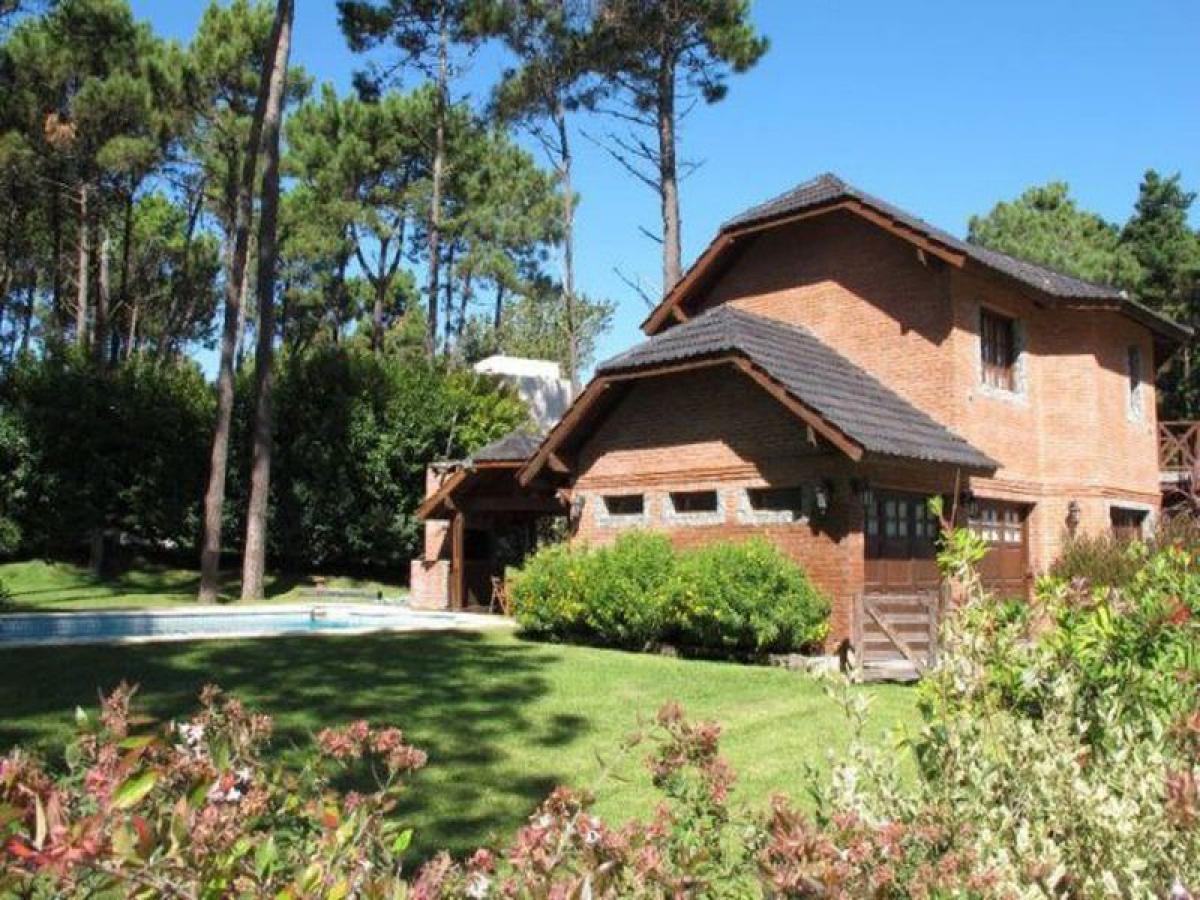 3 bedrooms House in Mar del Plata, Argentina No. 68171