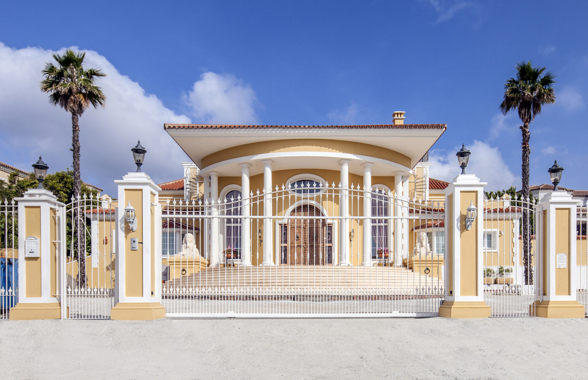 6 bedrooms Villa in Cadiz, Spain No. 84818