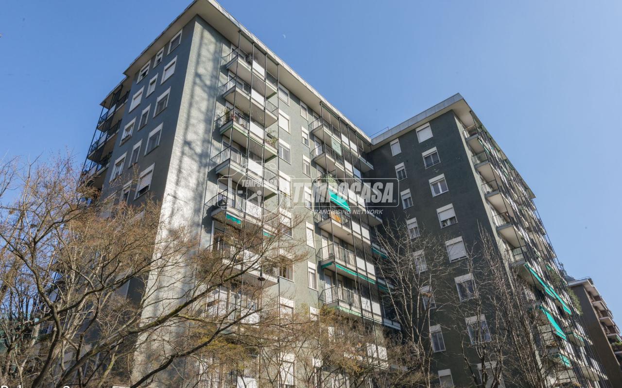 4 rooms Apartment in Milan, Italy No. 242364