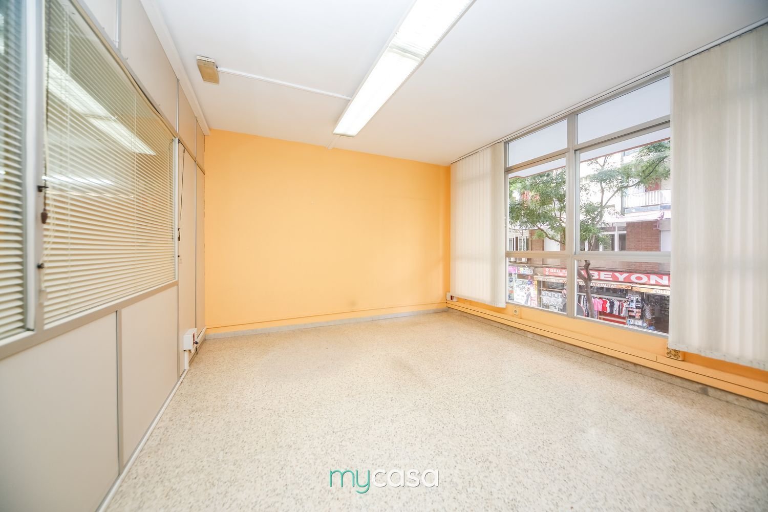 467m² Commercial property in L'Hospitalet de Llobregat, Spain No. 259406