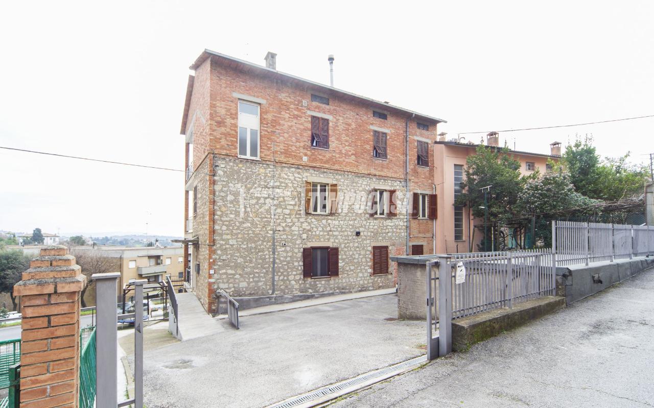 4 rooms Apartment in Perugia, Italy No. 14612