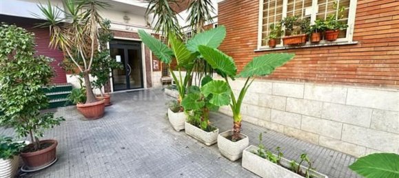 3 bedrooms Apartment in Rome, Italy No. 355935 2