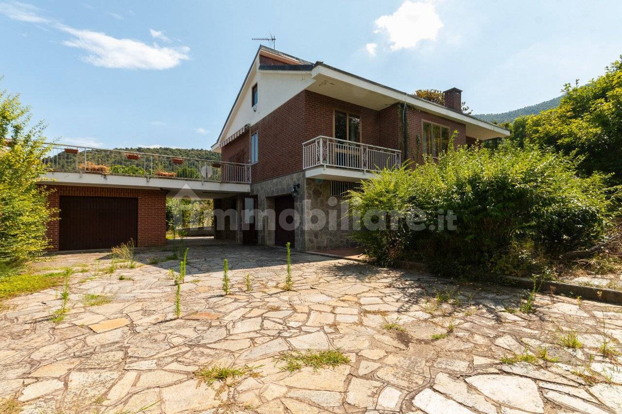 4 bedrooms Villa in Val della Torre, Italy No. 299271
