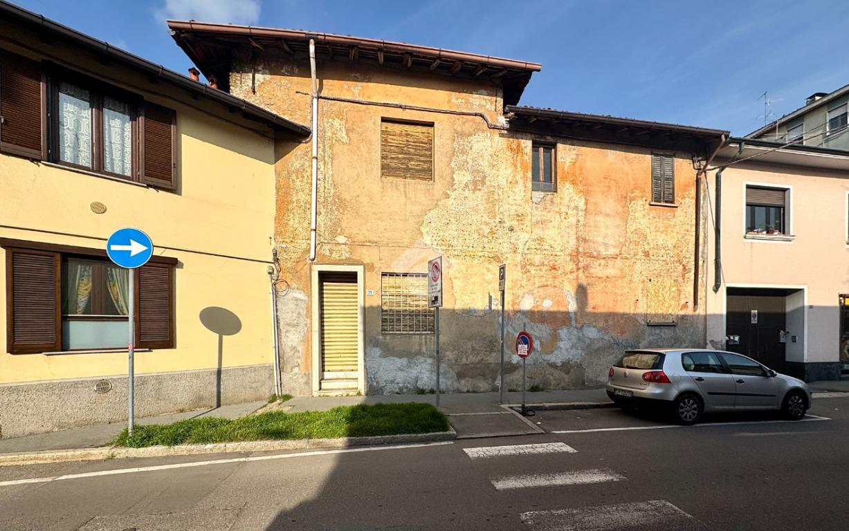 8 rooms House in Rescaldina, Italy No. 12853