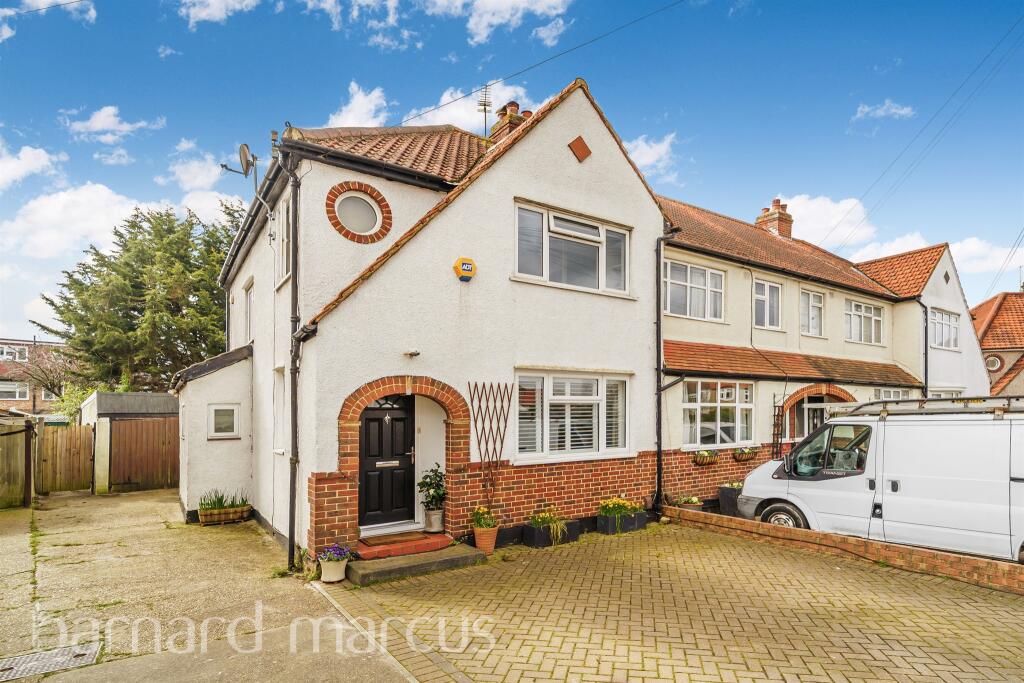 3 bedrooms House in Chessington, United Kingdom No. 9945