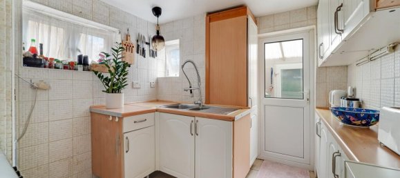 3 bedrooms House in Chessington, United Kingdom No. 9945 4