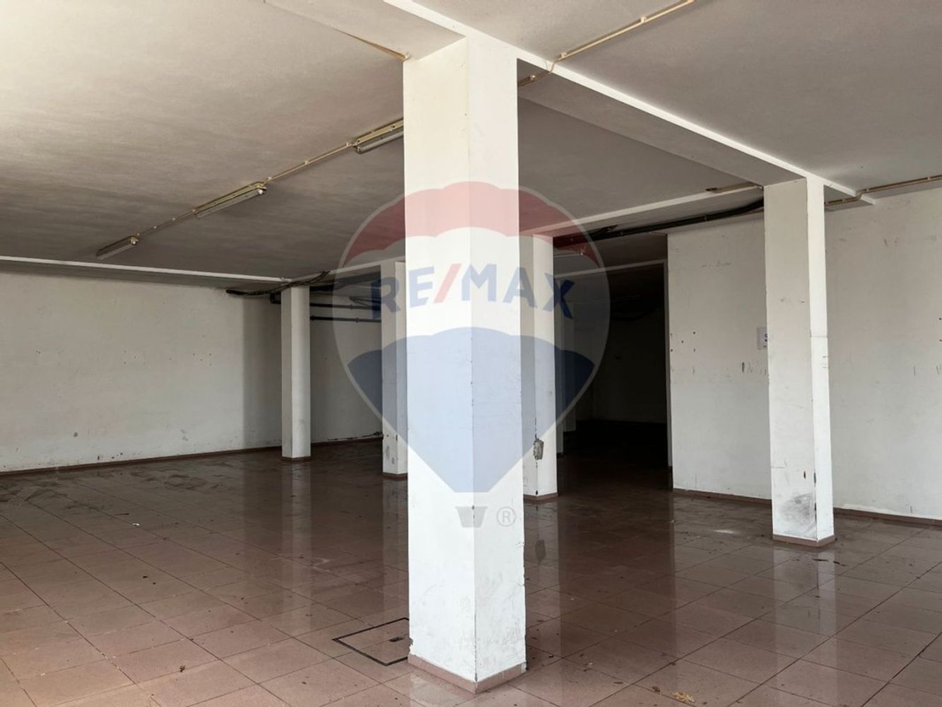 242m² Garage in Pacos de Ferreira, Portugal No. 59682