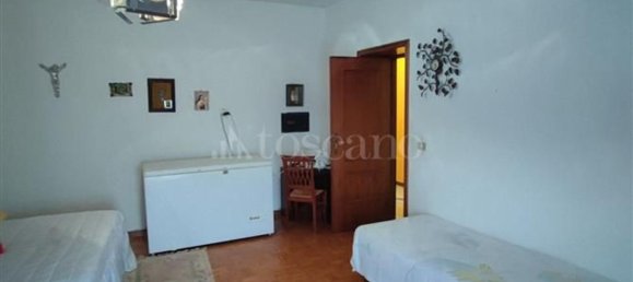 Дом с 9 комнатами в Кастильоне Мессер Раймондо, Италия № 162901 14